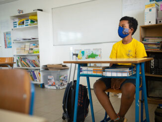 Un élève de CM2 suit son cours derrière son masque.